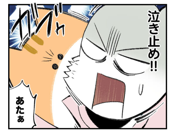泣いている飼い主を慰めたい猫