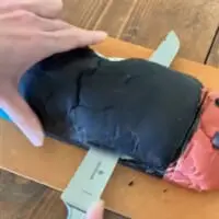 パン切り包丁で画面の部分を切っていく