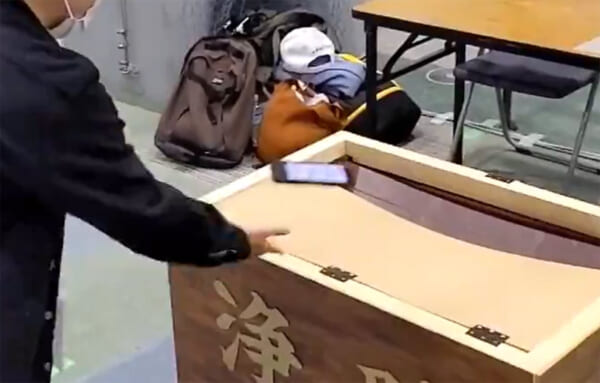スマホを小銭のかわりに投げ込むユニークな賽銭箱