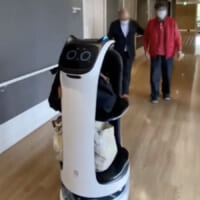 ネコ型配膳ロボット「ベラボット」の働く現場は老人ホームにも　…
