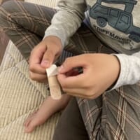 子どもたちが「やった、やったー！」と喜んでいた絆創膏シール