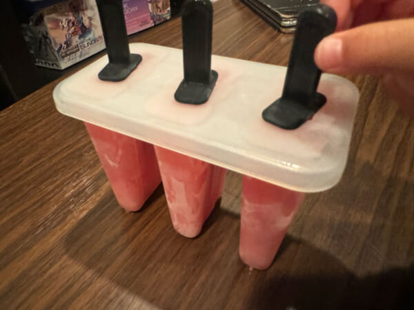 美味しそうに仕上がった3本のアイスキャンディー