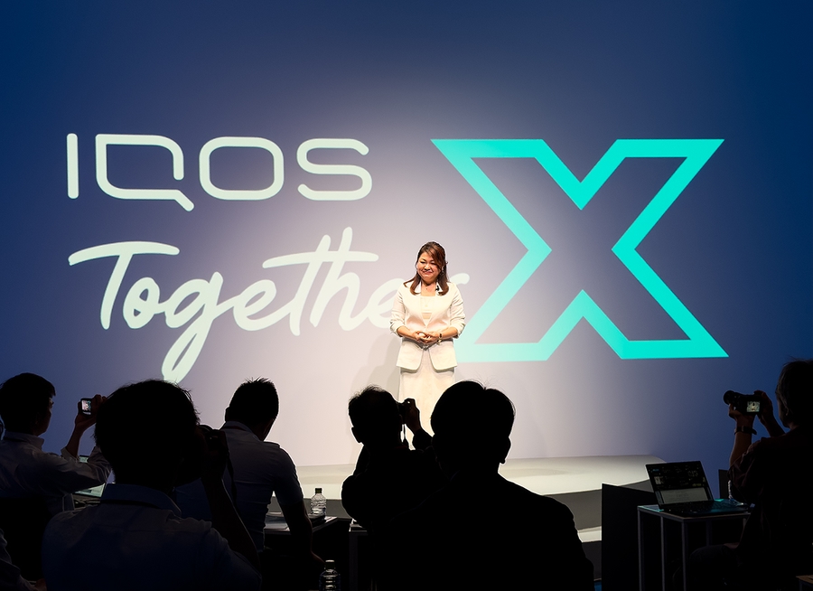 「IQOS Together X」を紹介する、フィリップ モリス ジャパン合同会社 デプロイメントチーム マネージャーの井上佳代さん