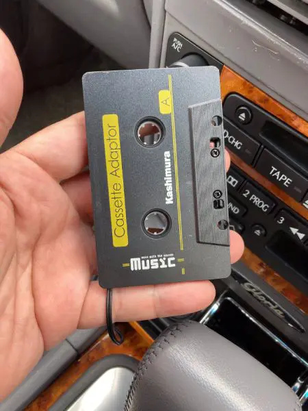 カセットアダプター覚えてる？懐かしのカーグッズを中古車販売店が紹介