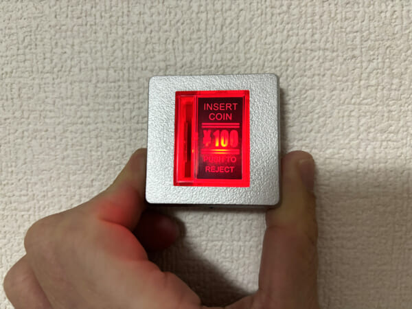「arcade machine… コイン投入口」の「光るコイン投入口B」