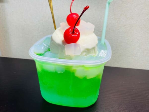 カンタンなのに背徳感たっぷり！大人の力でメガ盛りクリームソーダ作ってみた