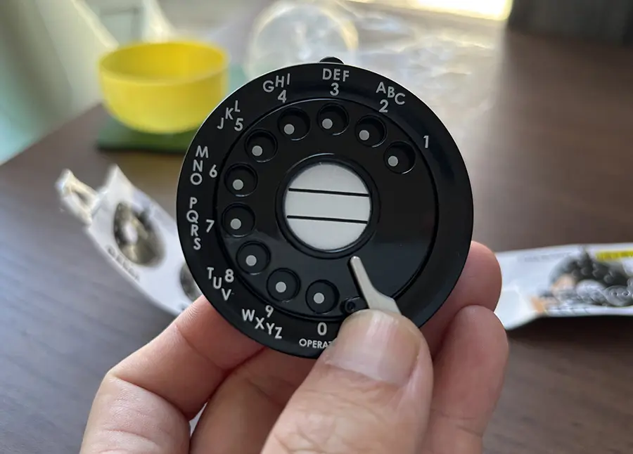 昭和世代ホイホイアイテム】カプセルトイ「黒電話の感触」を昭和