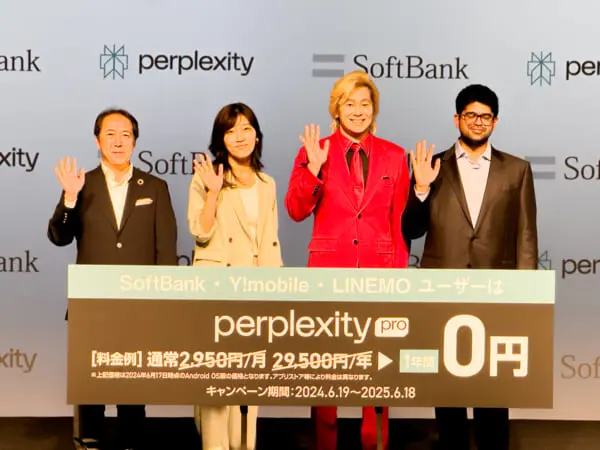 （写真左から）ソフトバンク株式会社 専務執行役員 コンシューマ事業推進統括 寺尾洋幸さん、ヒコロヒーさん、カズレーザーさん、Perplexity CEO and Co-Founder Aravind Srinivasさん