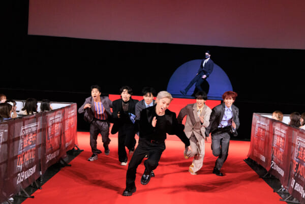「逃走中 THE MOVIE」舞台挨拶でハンターに追われるキャストたち