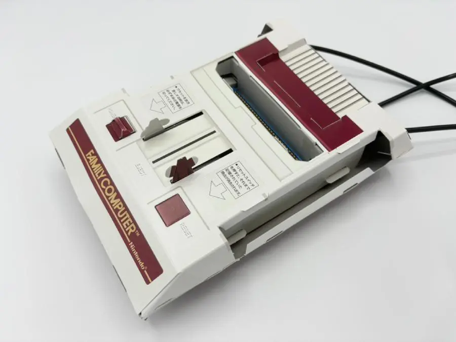 ファミコン付録？ 紙で組み立てる原寸大「ファミコン」が付録の『ファミコン四十