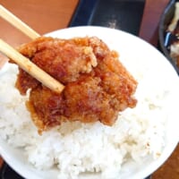 ご飯の上にワンバンさせたからあげ