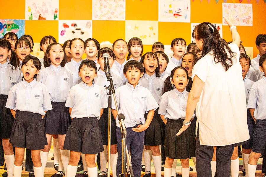 「こどもの城合唱団」オリジナルの合唱曲「すばらしい出会い」を歌唱する子どもたち