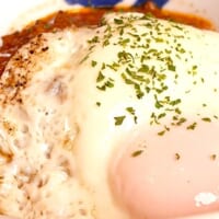 見本と盛り付けが少し異なる「エッグハンバーグ丼」