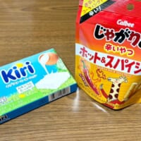 「じゃがりこ ホット＆スパイシー味」と「Kiriのクリームチーズ」