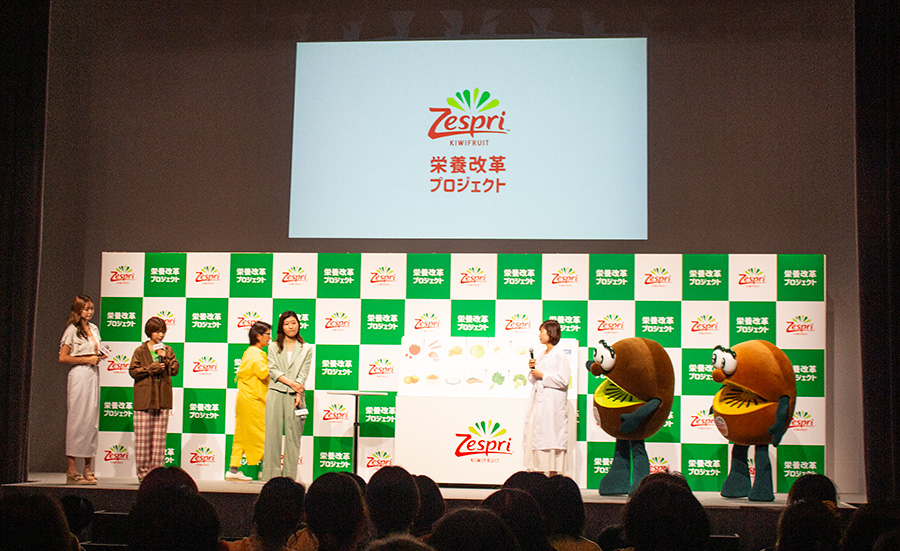 トークセッション後半では管理栄養士の倉嶋里菜さんがステージに加わり、「栄養バランスチャレンジ」を開催