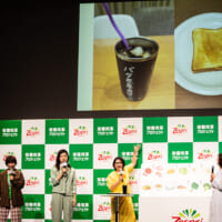 最初にくわばたさんが披露したのは、アイスコーヒーとトーストだけのシンプルな朝食