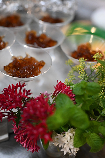 オオミズアオの糞を煮出した「糞茶」のジュレ（写真：Masanori moriyaさん）