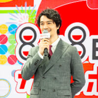 「みなさんぜひ一緒に、8月8日『ガシャポンの日』を盛り上げていただけたら」と呼びかける斎藤工さん