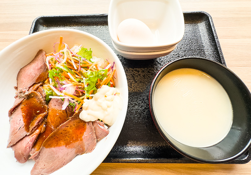 注文した「オーストリッチ丼〜スープ添え」。ローストビーフ仕立てのダチョウ肉丼に、ダチョウ肉のがらスープがセット