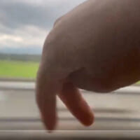 新幹線の車窓で走らせる「指忍者」　高速指さばきに「さすが」…