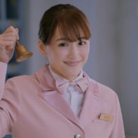 CMで「レノアハピネス夢ふわタッチ」の特徴を紹介する綾瀬さん