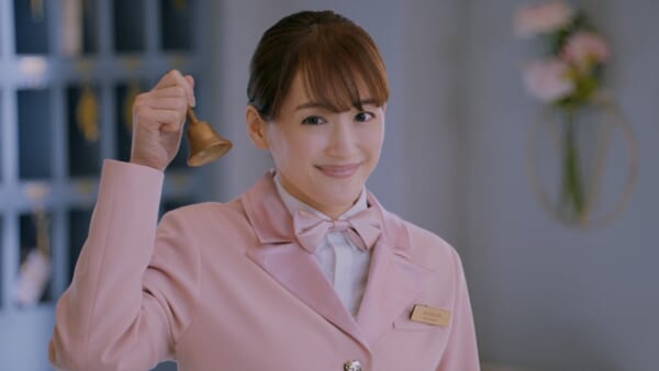 CMで「レノアハピネス夢ふわタッチ」の特徴を紹介する綾瀬さん