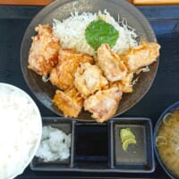 まぐろ天8個の「まぐろ天倍盛り合盛り定食」（税込1375円）のご飯大盛り