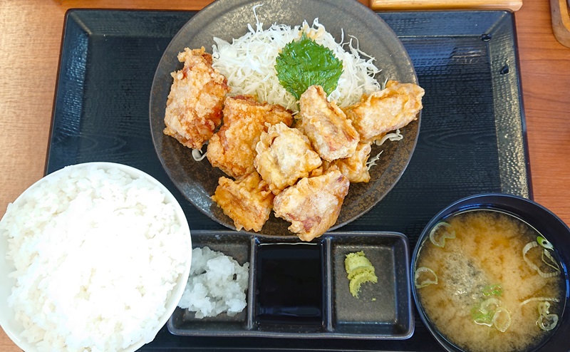 まぐろ天8個の「まぐろ天倍盛り合盛り定食」（税込1375円）のご飯大盛り