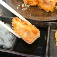 「醤油」を付けたまぐろ天