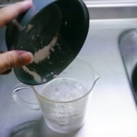 水に片栗粉を混ぜる