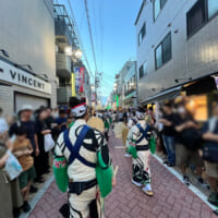 ルック商店街は道が狭く、必然的に観客との距離が近くなり声援も間近で感じられる