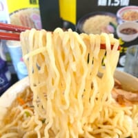 中太で少しちぢれている麺