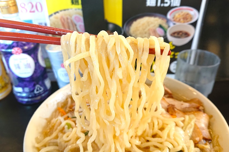 中太で少しちぢれている麺