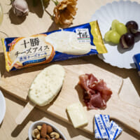 アイスのみの実食に加えて生ハムやワインと一緒に試食