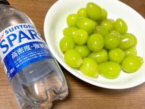 シャインマスカットを炭酸水に浸けるとおいしいらしい　JAのレシピ試してみた