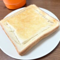 【やってみた】食パンに切れ込みを入れてトーストすると耳がザックザクになるらしい