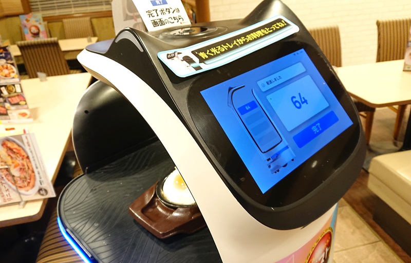 ネコ型配膳ロボットに運ばれてきた「やんちゃガーリックチキン鉄板ピラフ」