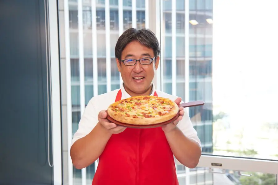 AIとピザ職人がタッグ結成 ピザハットのピザ全品がチーズ量130％の「AI