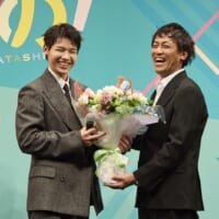 「あたしの！特製花束」をプレゼントされる木村さん