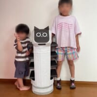 お子さんとダンボール製ベラボット