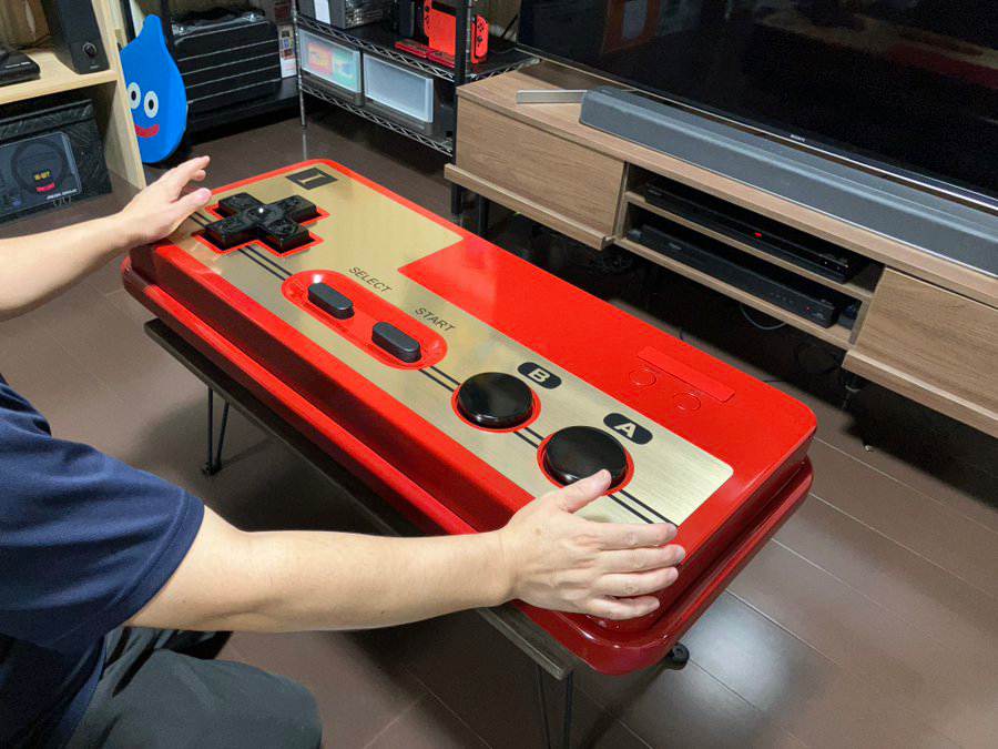 実際に遊べる！ファミコン「1コン」の巨大コントローラーをファンが自作