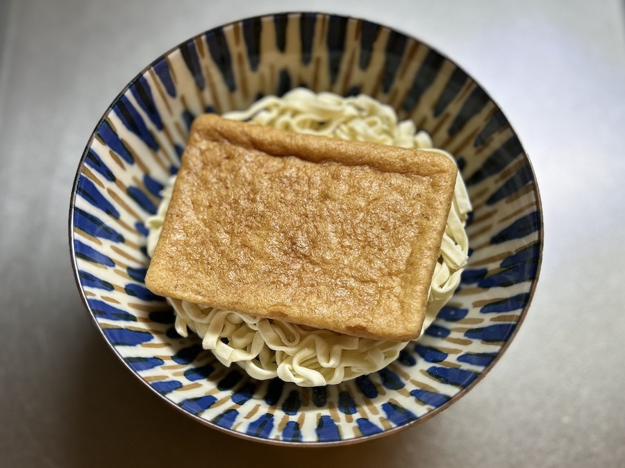 麺とおあげを入れる