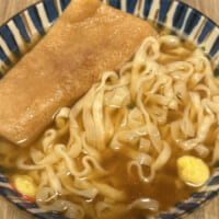 崩すと半透明の麺が出るが、「どん兵衛」より割合は少ない？