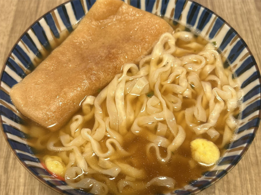 崩すと半透明の麺が出るが、「どん兵衛」より割合は少ない？