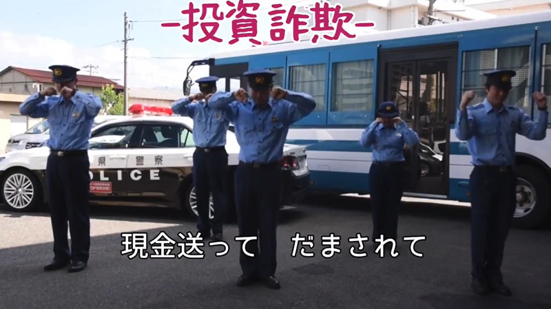 警察官が泣いているコミカルな振り