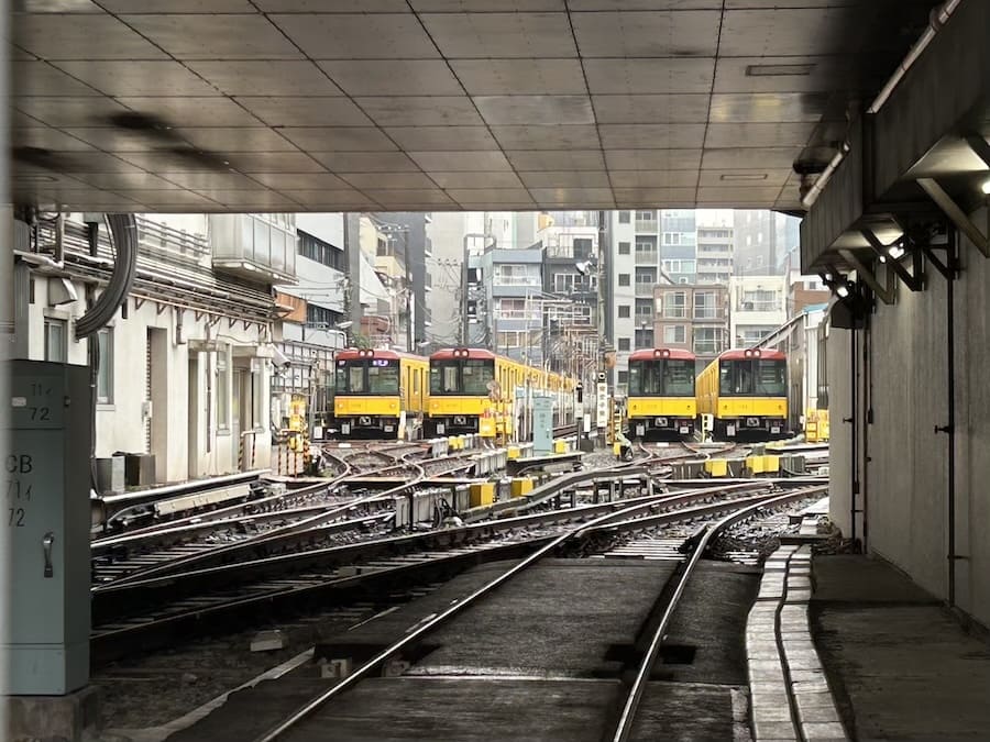 銀座線の車両が並んでいる