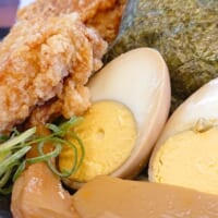 味玉やメンマの他にも大きな海苔やネギもトッピング