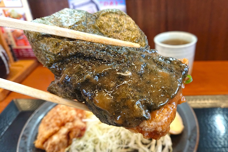 大きな海苔で包んだからあげ