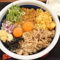 「旨辛 肉盛りまぜ玉うどん」の「得」