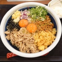 「旨辛 肉盛りまぜ玉うどん」の「得」（税込1110円）